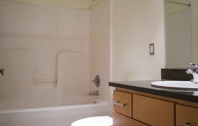 1 bed, 1 bath, 634 sqft, $1,295, Unit APT 4N