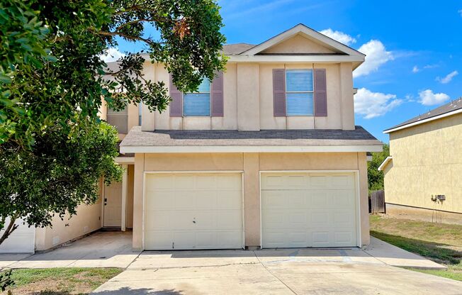 Conveniently located townhome in Universal City!