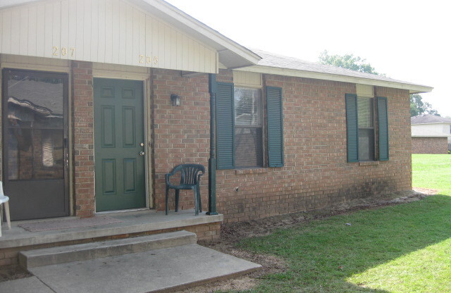 2 beds, 1 bath, 825 sqft, $675