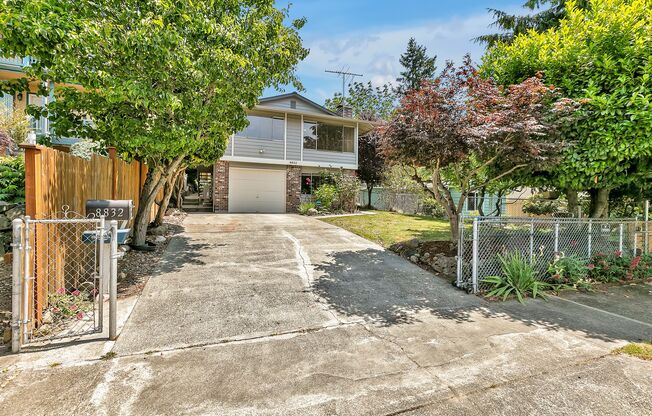 Fully Renovated 3BD Upper Duplex with Garage & Garden in West Seattle