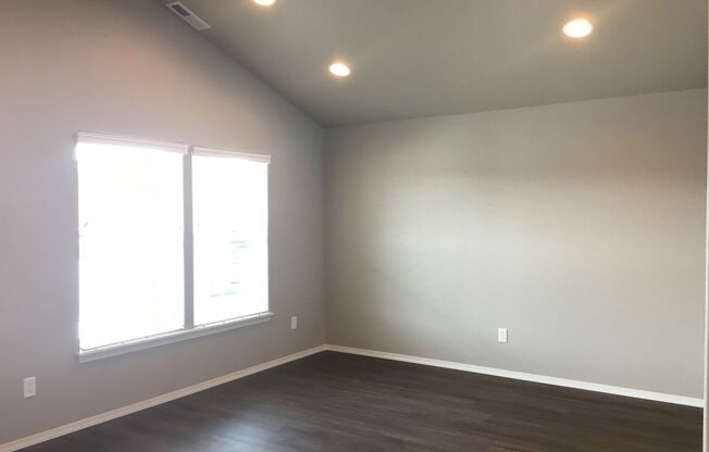 Newer 2 Bedroom / 1 Bathroom in SW Redmond