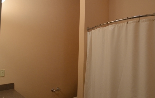 2 beds, 2.5 baths, 1,285 sqft, $1,600, Unit 02