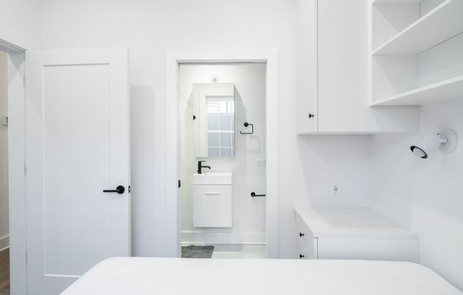 1 bed, 1 bath, 100 sqft, $1,350
