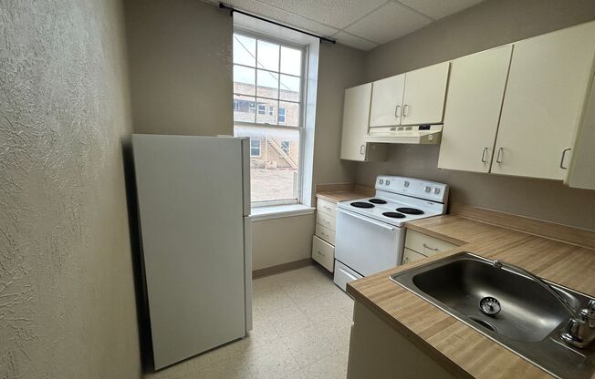 1 bed, 1 bath, 600 sqft, $550, Unit 211