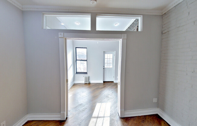279 E 10th St