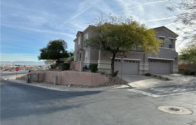 Beautiful 3 bedroom w loft 2.5 bath townhouse in Henderson, Gated community!