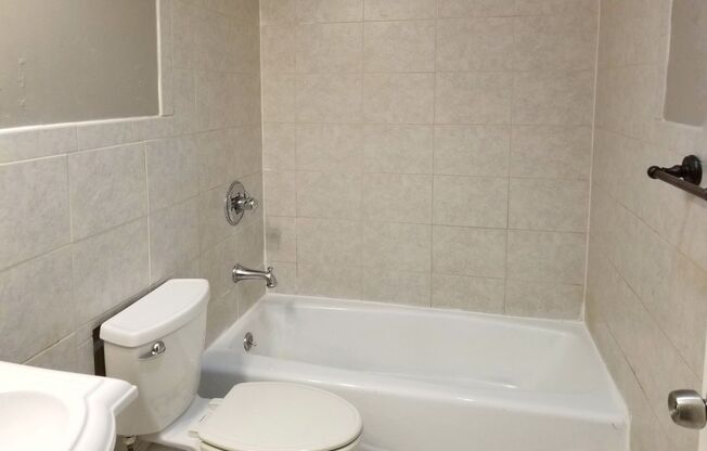 2bed1ba, Newly remodeled condo on 1st floor. On bus line.