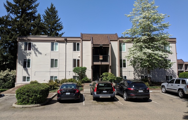 Charming 2 Bed 1.5 Bath Condo Near Microsoft