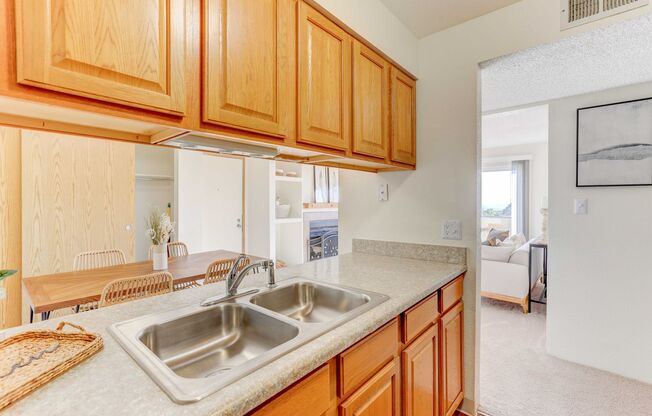 2 beds, 2 baths, 870 sqft, $1,735, Unit 10-112