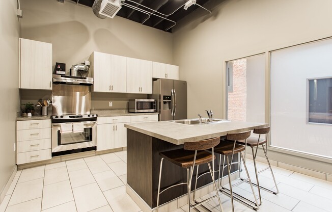 Studio, 1 bath, 379 sqft, $1,049, Unit 208