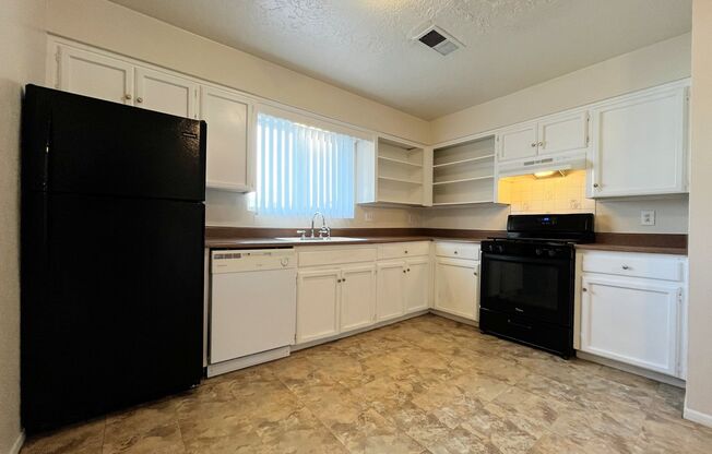 2 beds, 1.5 baths, 948 sqft, $995, Unit Unit 130