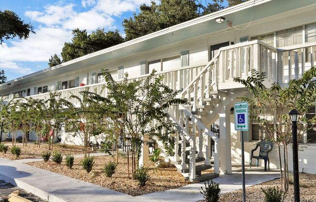 ** LIMITED SUMMERTIME SPECIAL / CALL FOR DETAILS **1 Bedroom / 1 Bathroom Apartment Home