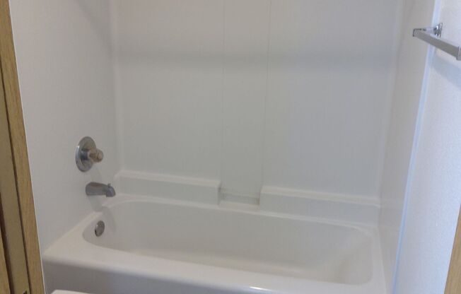 2 beds, 1 bath, 750 sqft, $1,375, Unit Bluff-6