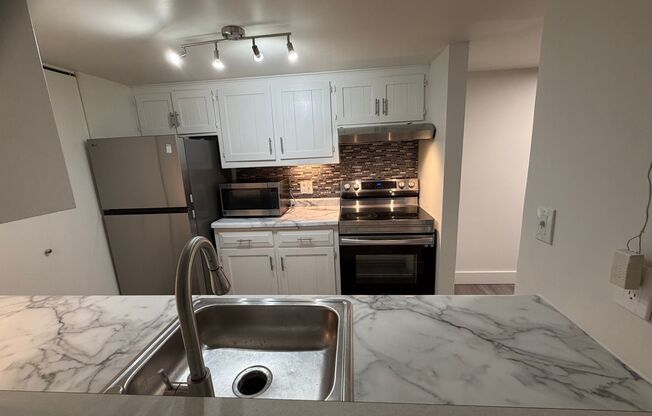 2 beds, 2 baths, 1,050 sqft, $1,670, Unit 2050N