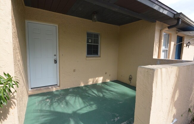 East Orlando 3/2 duplex. TILE FLOORS, Fresh paint, community pool!