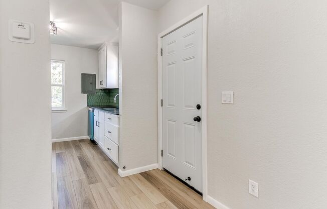 2 beds, 1 bath, $995