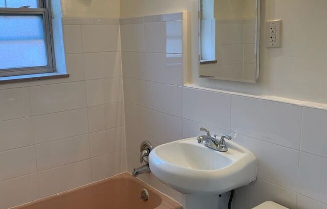 2 beds, 1 bath, $1,850, Unit 201A