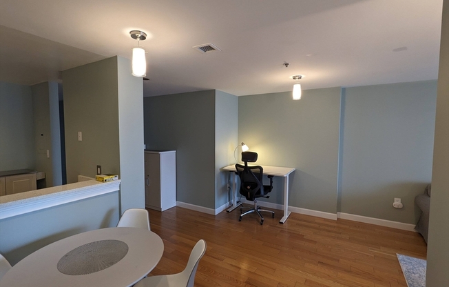 1 bed, 1 bath, 975 sqft, $2,800, Unit 9