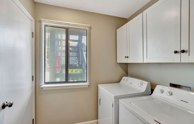 2 beds, 2 baths, $2,500, Unit 1C