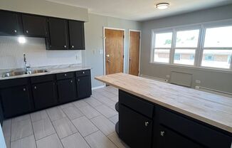 2 beds, 1 bath, $1,300, Unit 3