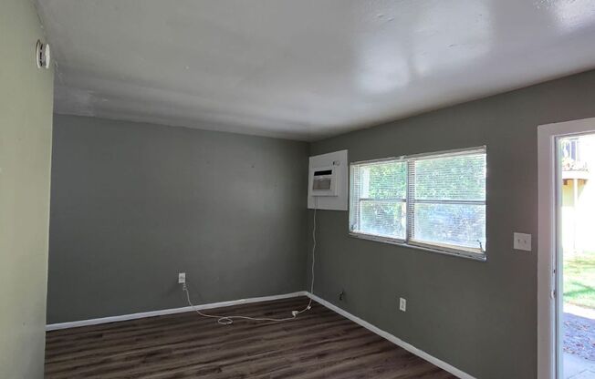 2 beds, 1 bath, $1,350, Unit 10011 N 14th St