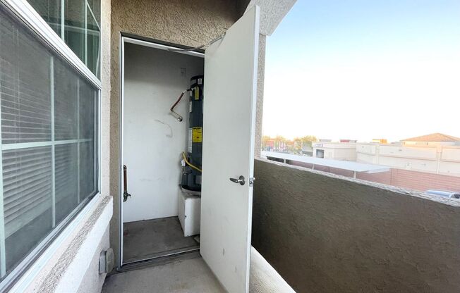 3 beds, 2 baths, $1,900, Unit UNIT # 2127