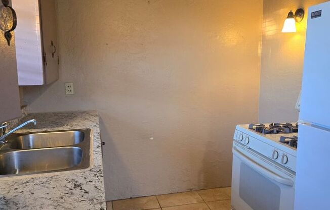 1 bed, 1 bath, 643 sqft, $895, Unit Blacklidge 264