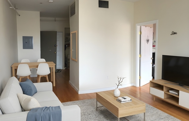 2 beds, 1 bath, 760 sqft, $3,850, Unit 706