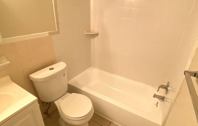 2 beds, 1 bath, 900 sqft, $1,450, Unit B211