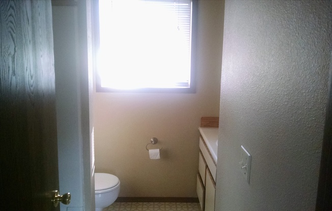 2 beds, 1 bath, 850 sqft, $1,050, Unit 3