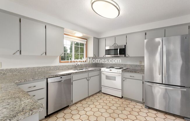 Spacious Four Bedroom Split-Level Home In Milwaukie!