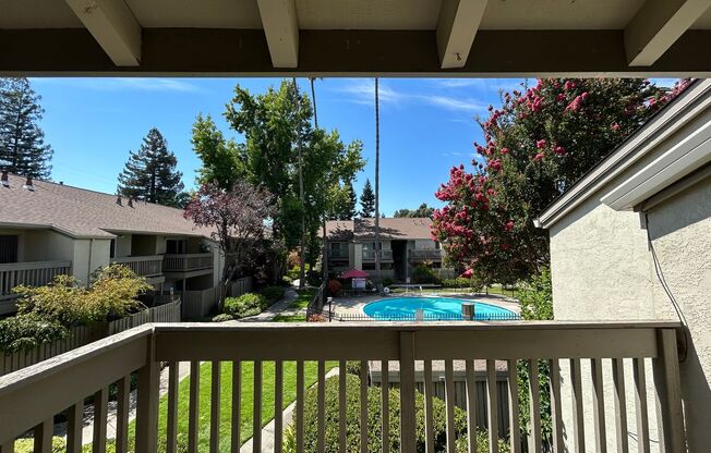 Bright & Updated 1BR Condo in Prime Walnut Creek Location – Vaulted Ceilings & Pool Access!