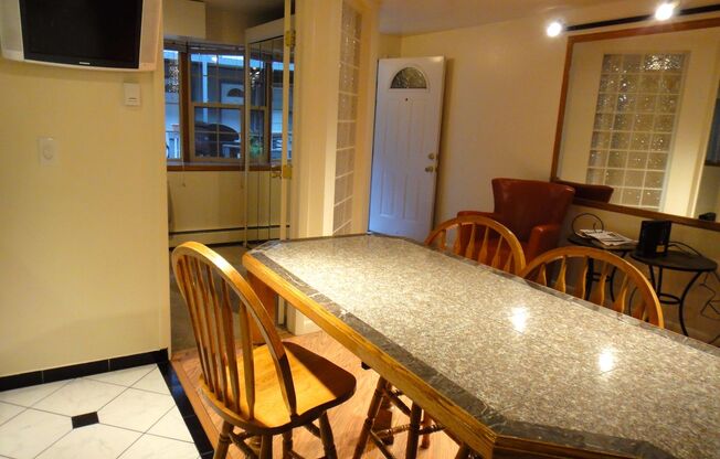 Studio, 1 bath, 400 sqft, $870, Unit 680-112 b