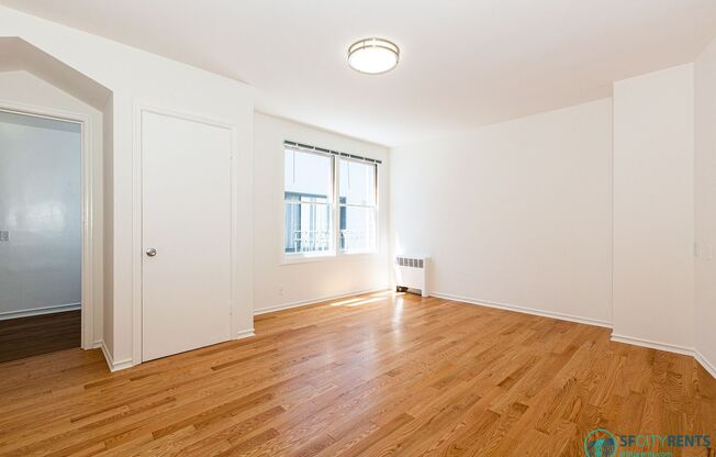 Marina: Top Floor Studio w/ Hardwood Floors & Laundry Onsite near Chestnut Shops
