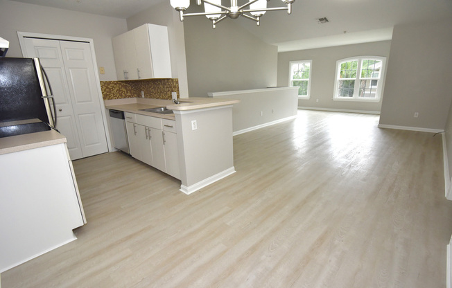 Beautiful 3-Bedroom, 2-Bath Condo in Gated Courtney Landing – Prime Lee Vista Location!