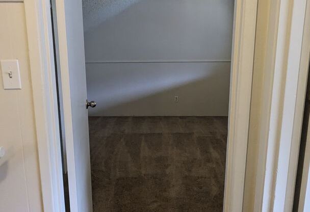 3 beds, 1.5 baths, 1,500 sqft, $1,893, Unit 2712-3