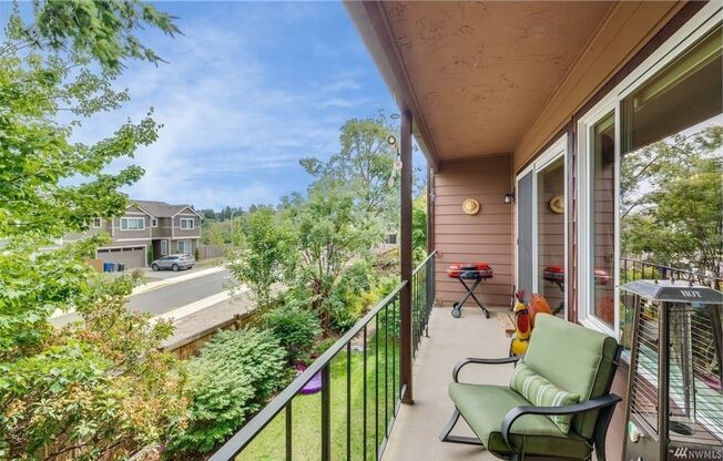 Burien 2 bedroom 1 bath light and bright interior available 5/1