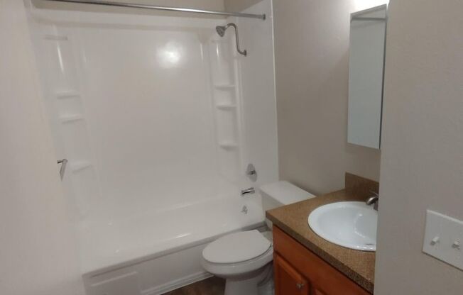 3 beds, 1 bath, 943 sqft, $1,675, Unit 086