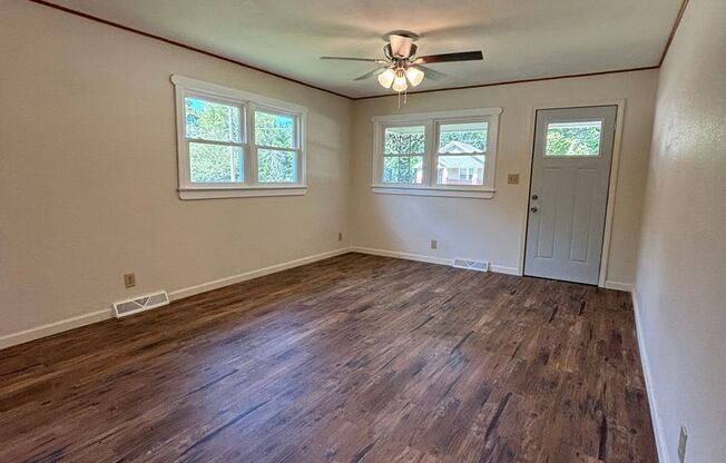 Remodeled 3 bed/1 bath, 1100 Sqft home!