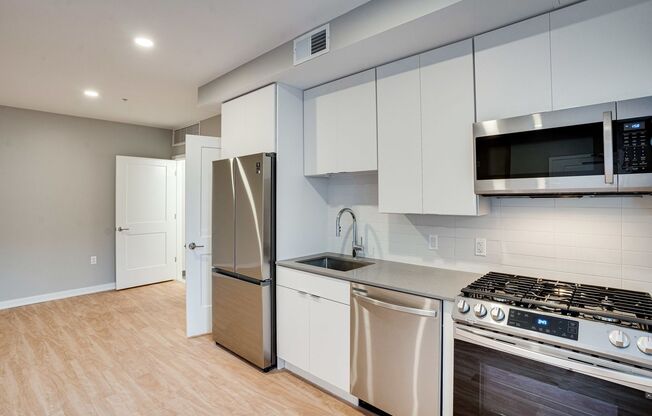 Studio, 1 bath, 504 sqft, $2,495, Unit 421
