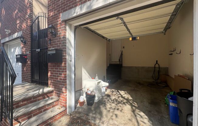 Beautiful 3 bed/2.5 bath in Northern Liberties w/ GARAGE & OUTDOOR SPACE available for a September move-in!!