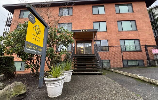 7101 LIVE A HALF MILE TO GREEN LAKE & 3 BLOCKS TO THE ROOSEVELT LIGHT RAIL