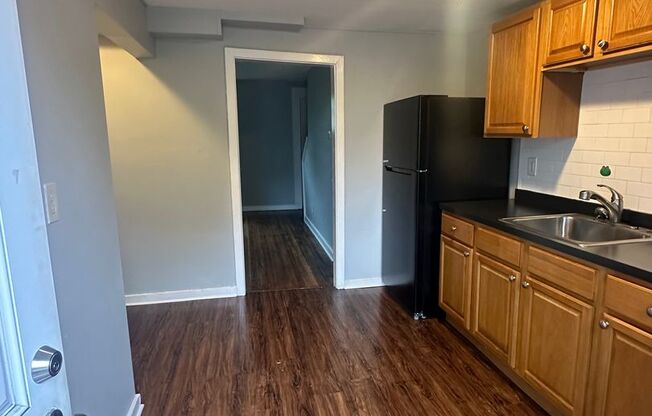 2 beds, 1 bath, $995, Unit 33