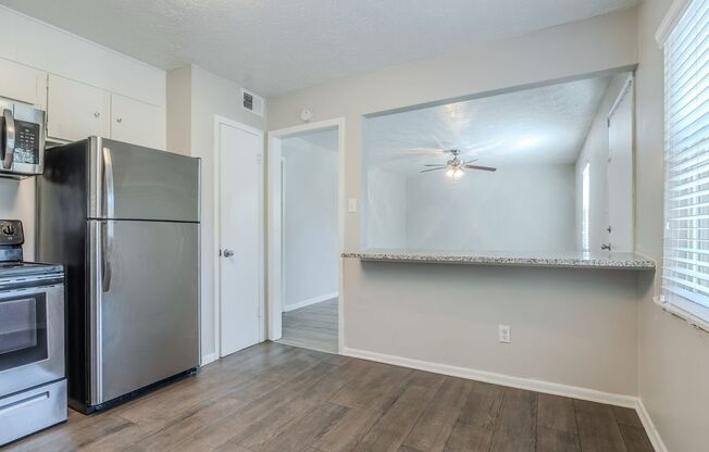 2 beds, 1 bath, 770 sqft, $1,100, Unit A4