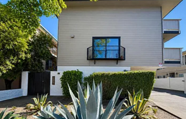 Spacious 2BR Condo with Central A/C, Bonus Room & Huge Storage – Walk to Burlingame Avenue
