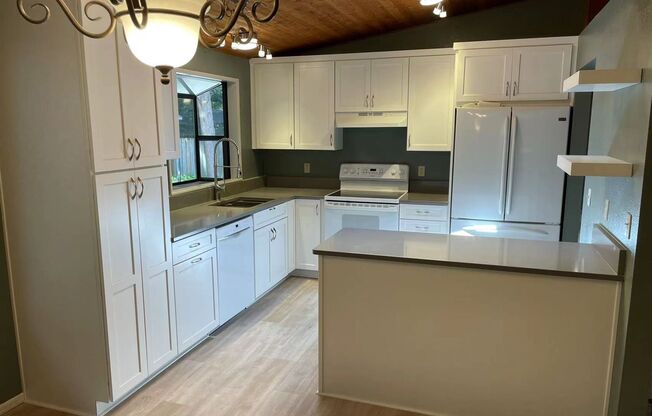 Beautiful & stunning 3-bed, 2-bath house in Sammamish for rent!
