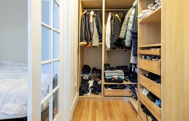 Studio, 1 bath, 375 sqft, $2,400, Unit 224