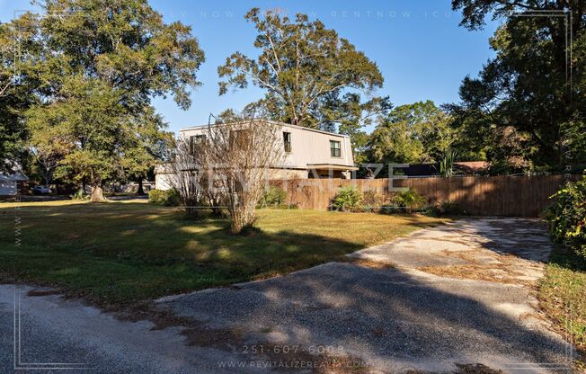 Charming 3-Bd 2.5 Ba on Corner Lot in Satsuma!