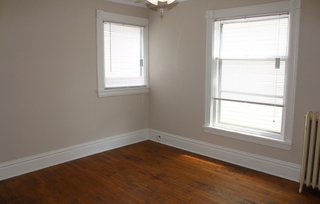 2 BR Close to Medical Mile with hardwood floors & in unit laundry