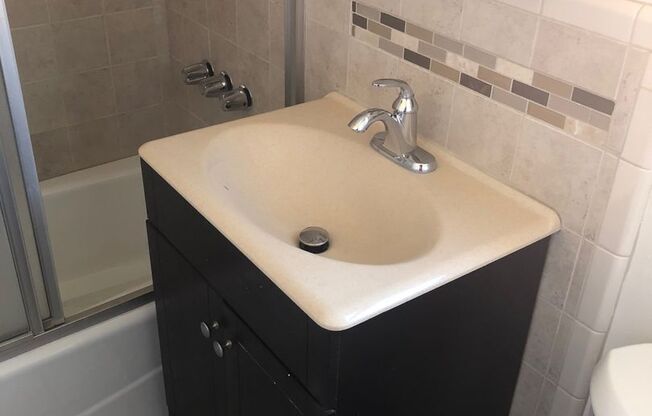 Studio, 1 bath, 265 sqft, $1,600, Unit 327